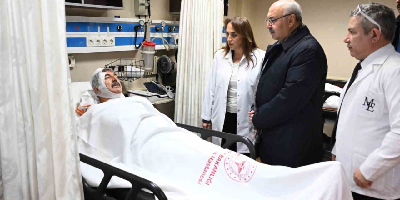 Vali Köşger servis kazasında yaralananları ziyaret etti