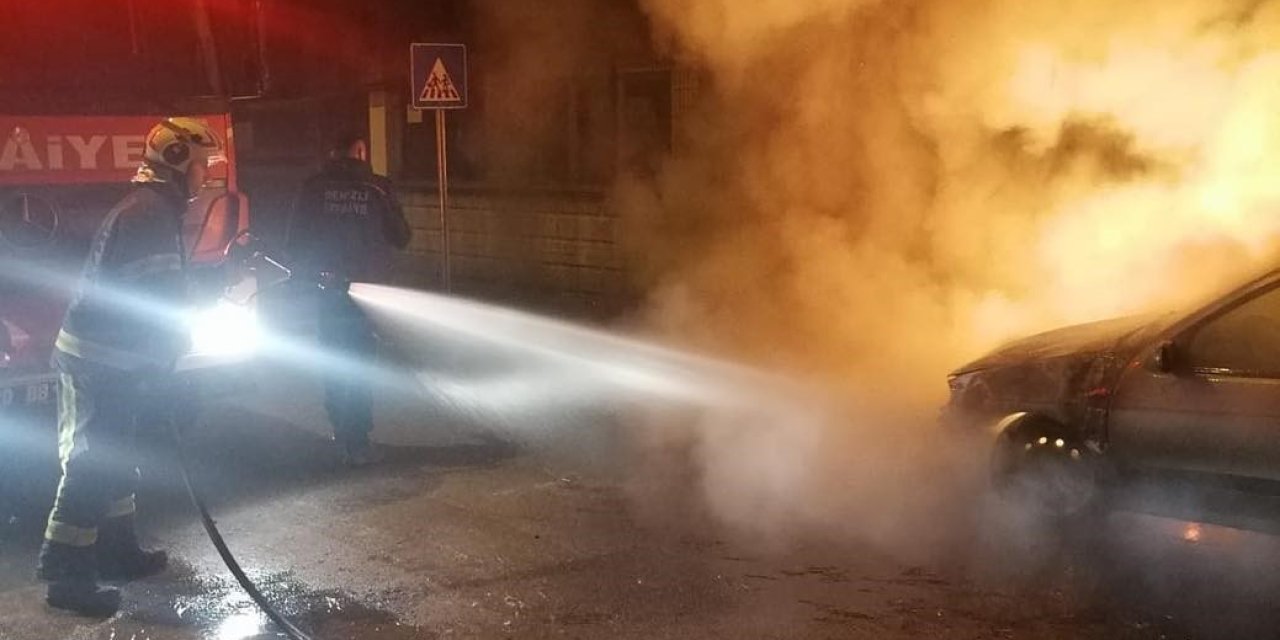 Sarayköy’de park halindeki otomobil alevlere teslim oldu