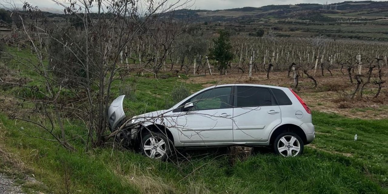 Buldan’da aynı yolda ikinci kaza, otomobil üzüm bağına uçtu