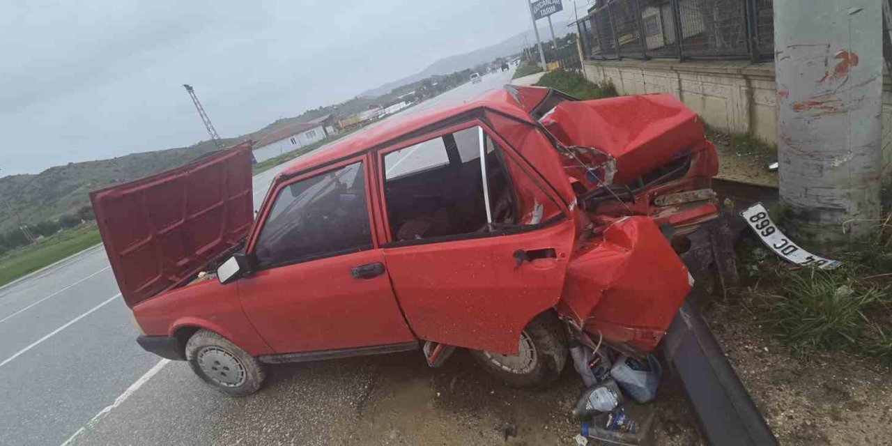 İzmir’de otomobil kontrolden çıktı: 2 yaralı