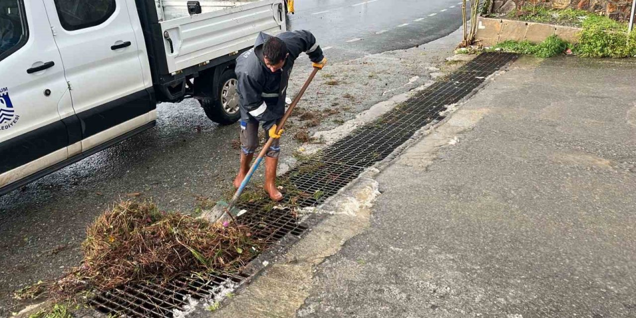 Belediye ekiplerinden fırtına ve yağış mesaisi