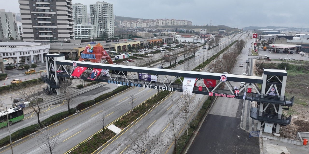 Menderes Bulvarındaki modern yaya üst geçidi açılıyor
