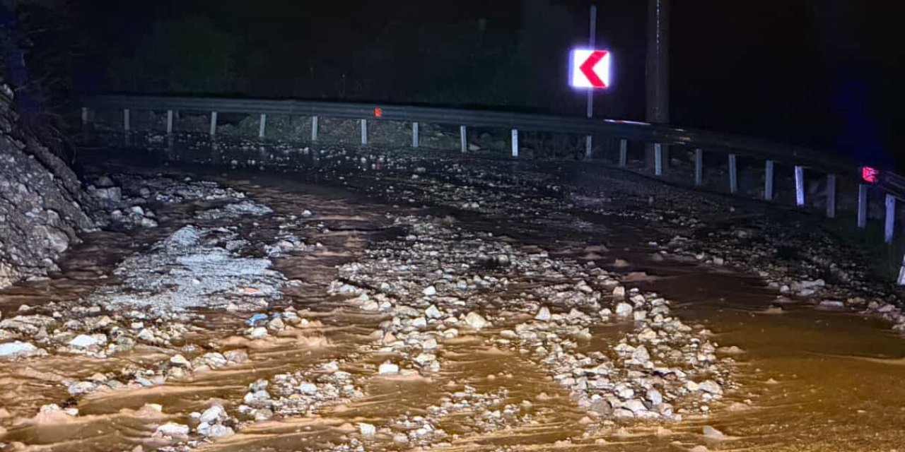 Marmaris’te sağanak yağış etkili oldu, yollar dereye döndü