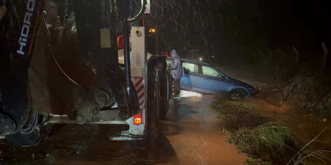 Marmaris’i sağanak yağış vurdu, araçlar suda mahsur kaldı