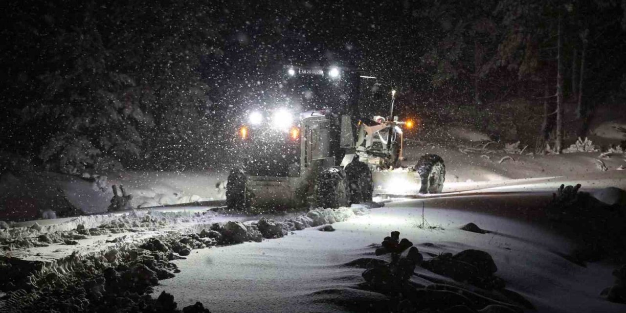 Menteşe Belediyesi ekipleri gece boyunca kar ile mücadele etti
