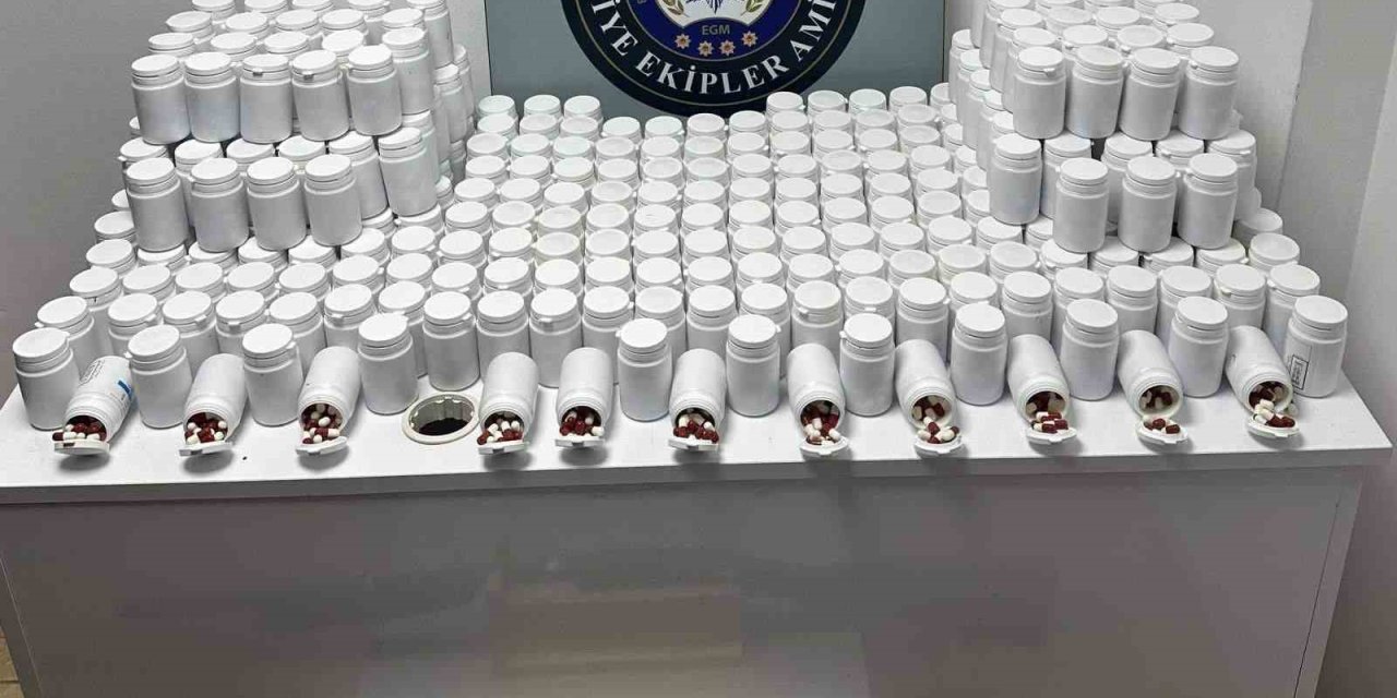 İzmir’de durdurulan araçtan binlerce uyuşturucu hap çıktı