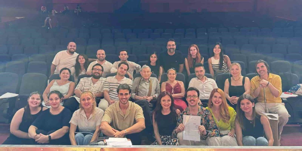 Haldun Dormen’in son prodüksiyonu, Sahne Tozu Tiyatrosu’nda yaşamaya devam ediyor