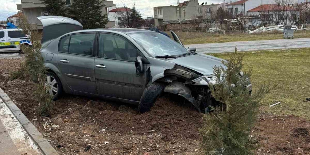İki aracın çarpıştığı kazada şans eseri ölen ya da yaralanan olmadı