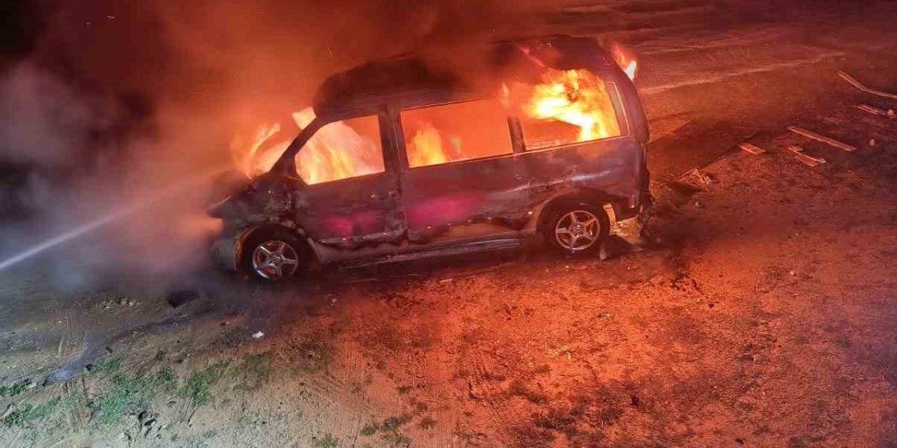 Karacasu’da ticari araç alevlere teslim oldu