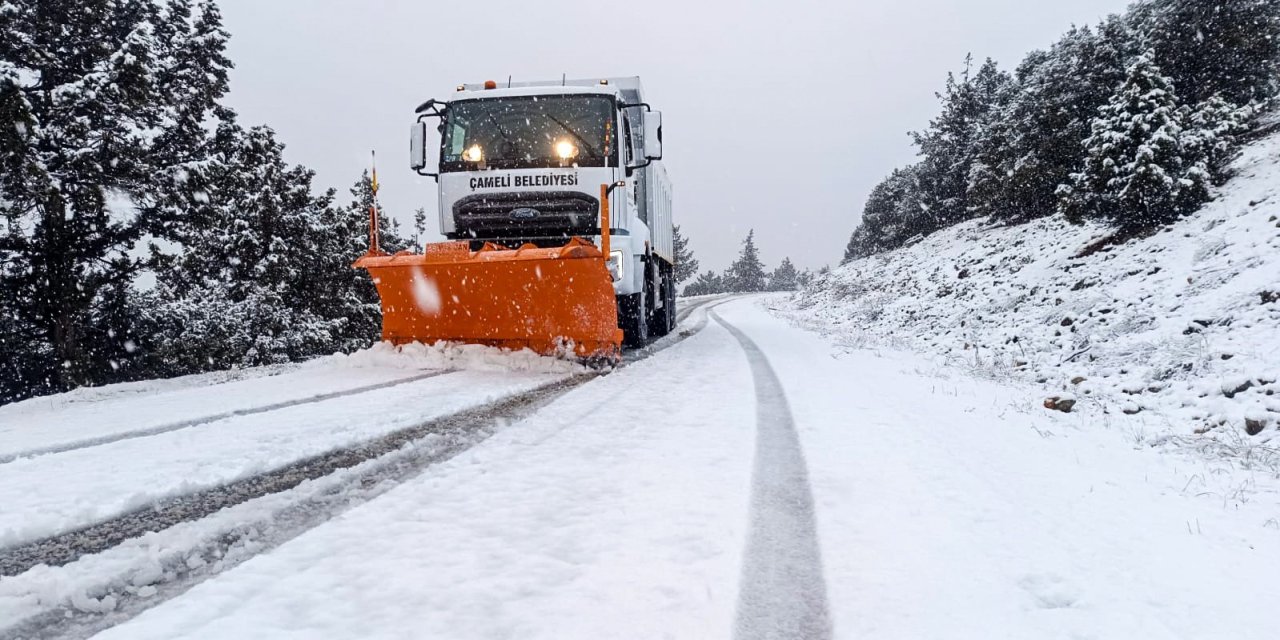 Kar kalınlığı 25 santimetreye ulaşan Çameli’nde saha çalışmalar devam ediyor