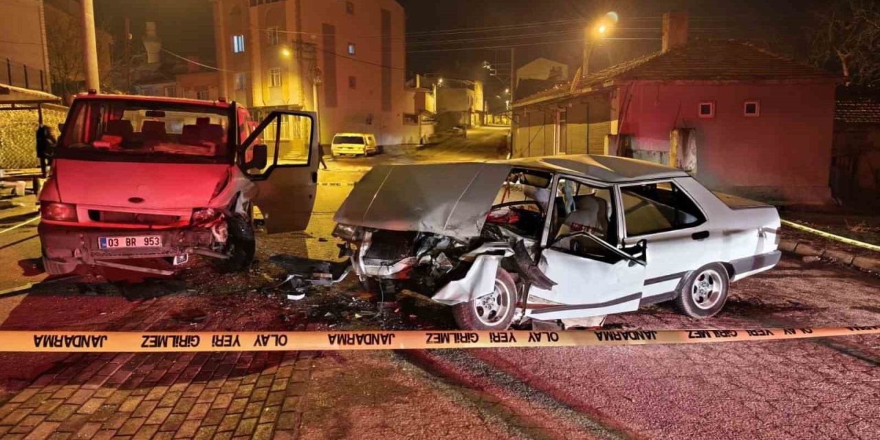 Kamyonetle otomobil çarpıştı, 3 kişi yaralandı