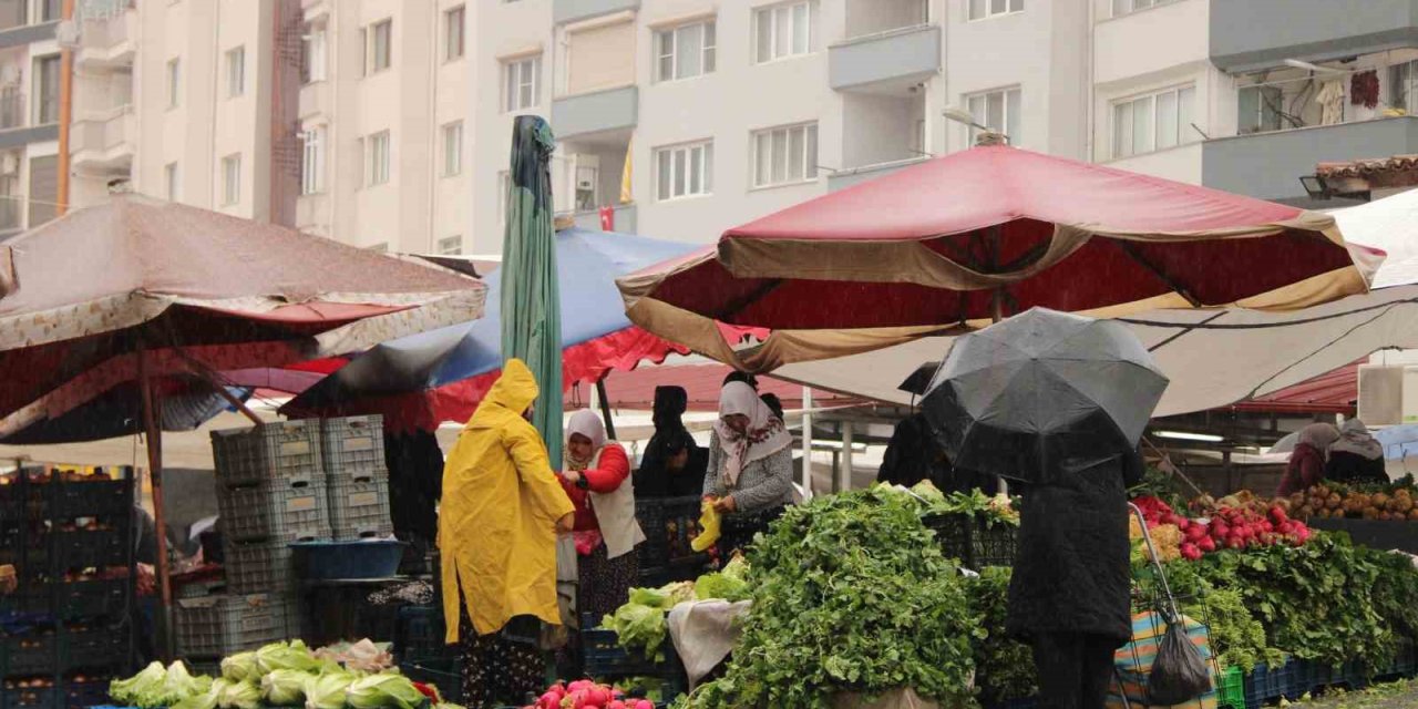 Meteoroloji’nin sağanak ve fırtına uyarısı pazarcıları etkiledi