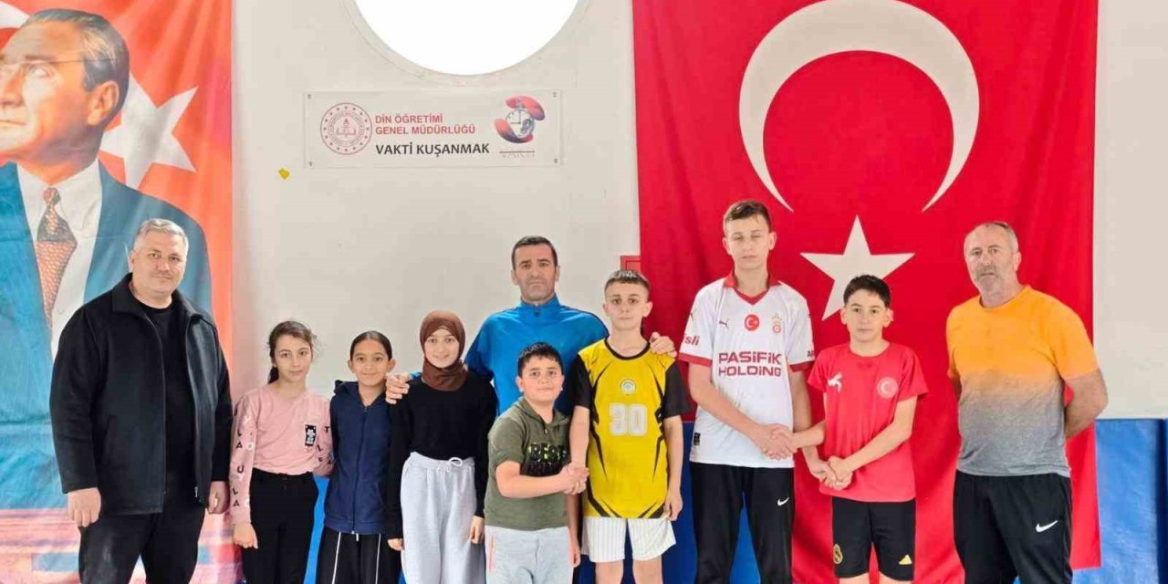 Sarıgöl’de minik güreşçiler tatilde de minderde