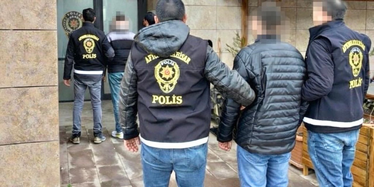 Polis hapis cezalarıyla aranan 2 kişiyi yakaladı