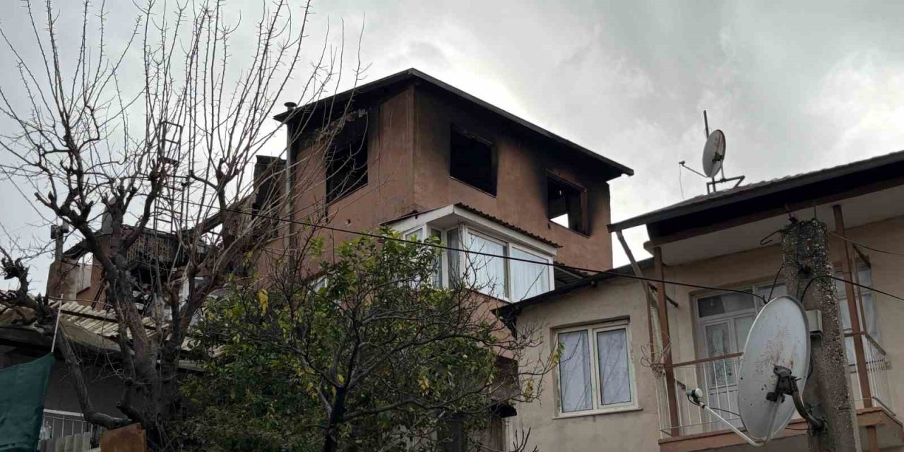 İzmir’de 3 katlı binanın çatı katında yangın