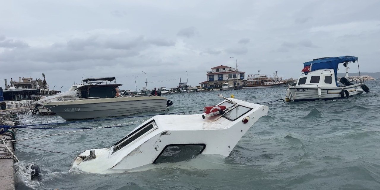 İzmir’de fırtına ve dev dalgalar tekneleri batırdı