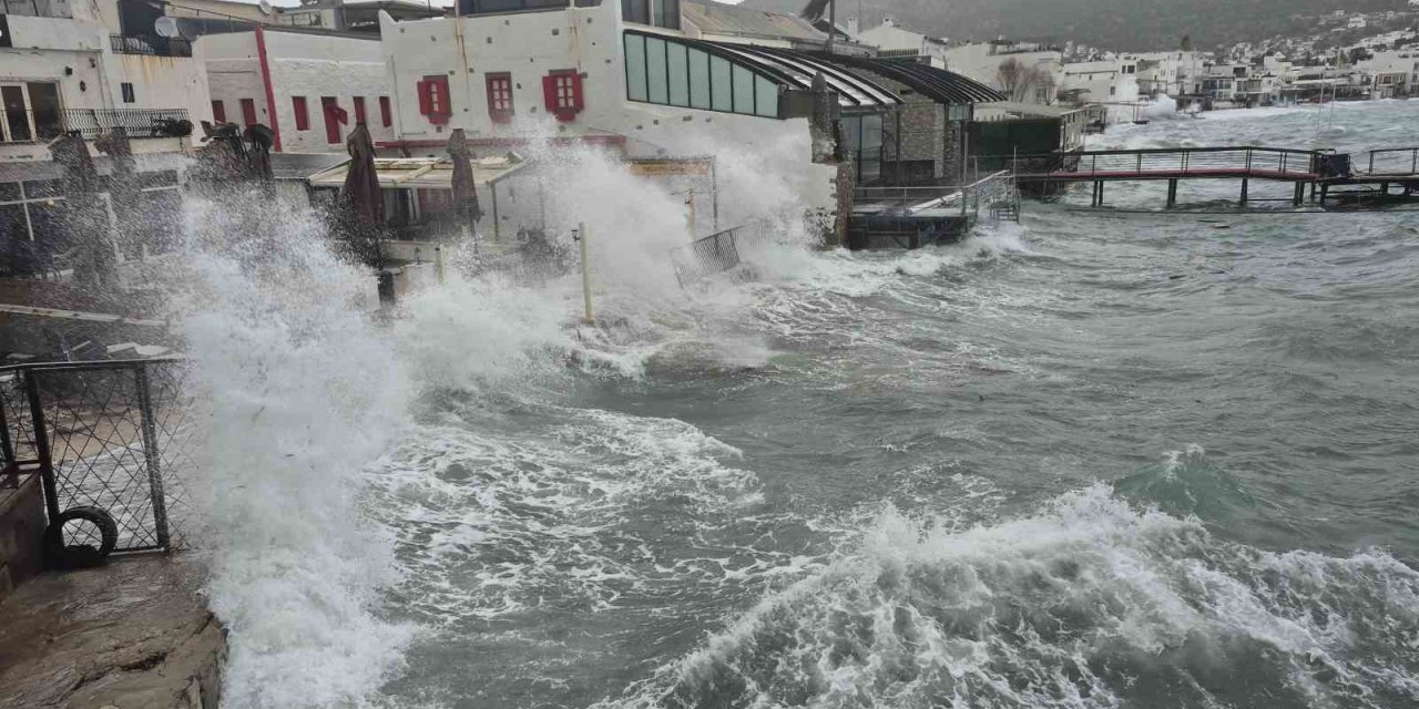 Bodrum’da tekneler karaya vurdu, feribot seferleri yapılamadı