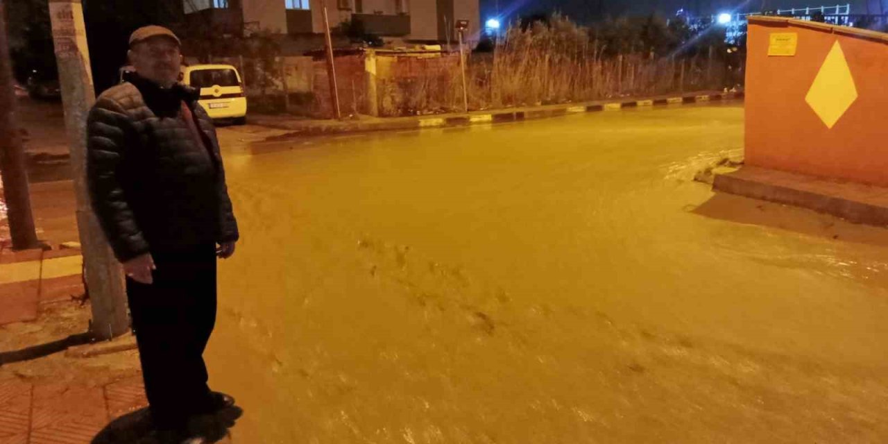 Manisa’da sağanak yağış etkili oldu: Otomobil dereye düştü, elektrikli otomobil alev aldı