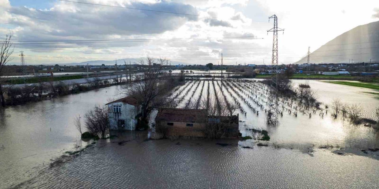 Manisa’yı sağanak vurdu, taşkın hasarı gün ağarınca ortaya çıktı