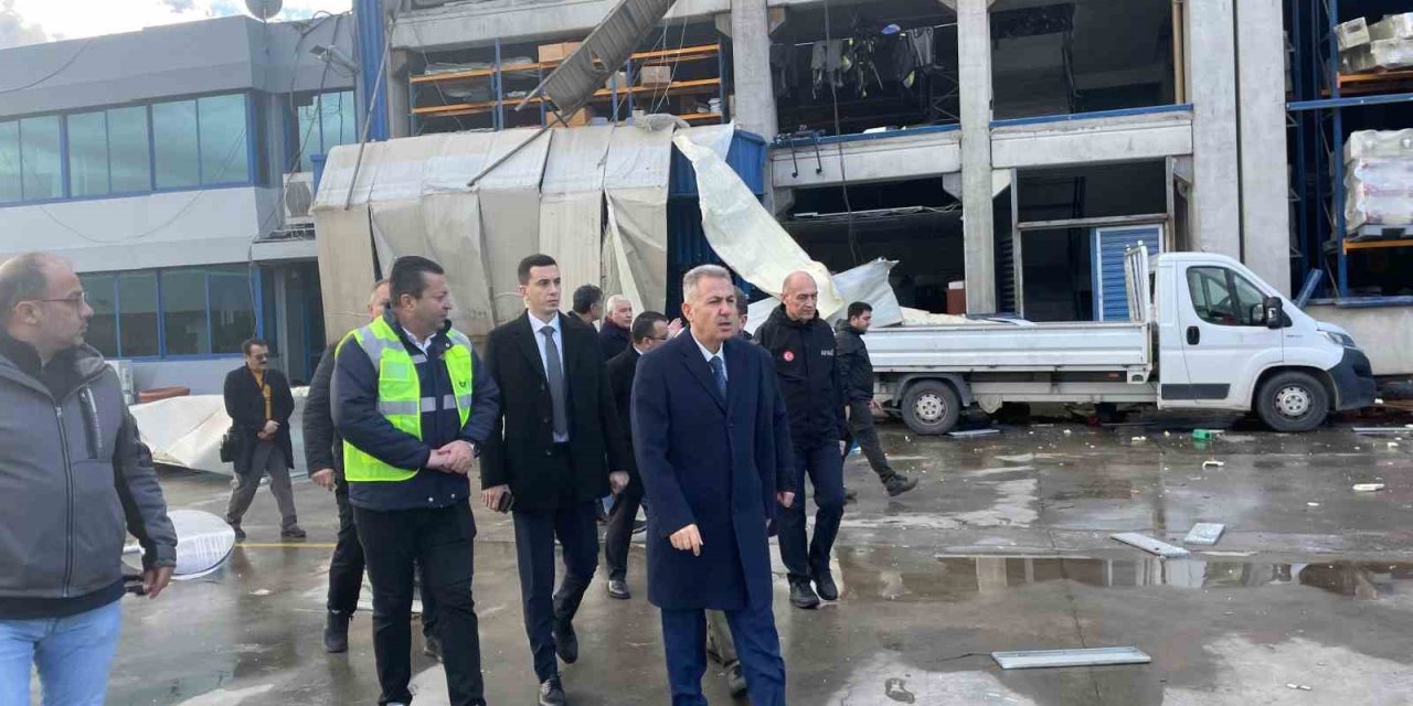 İzmir’de fırtınada 9 fabrika ve 5 konut hasar gördü