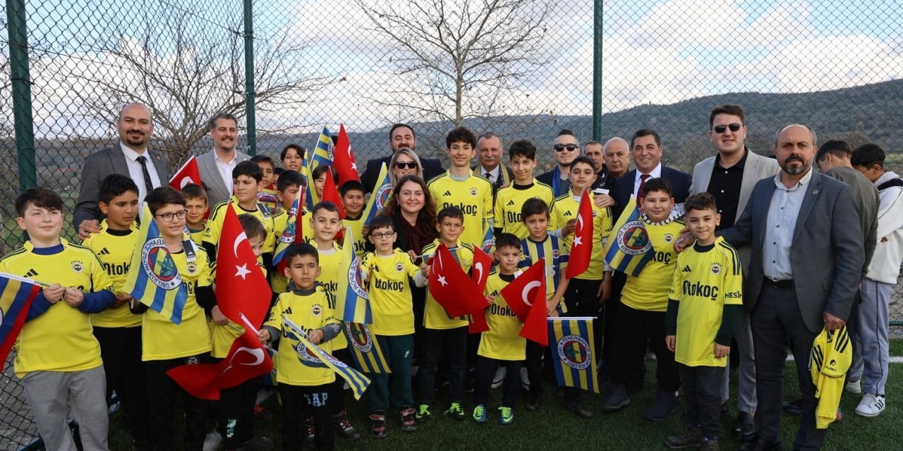 Galatasaraylı başkan, Fenerbahçeli çocukları sevindirdi