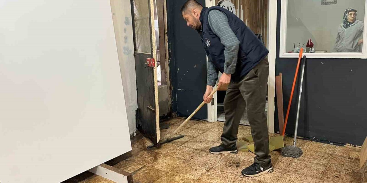 İzmir’de ev ve iş yerleri sele teslim oldu