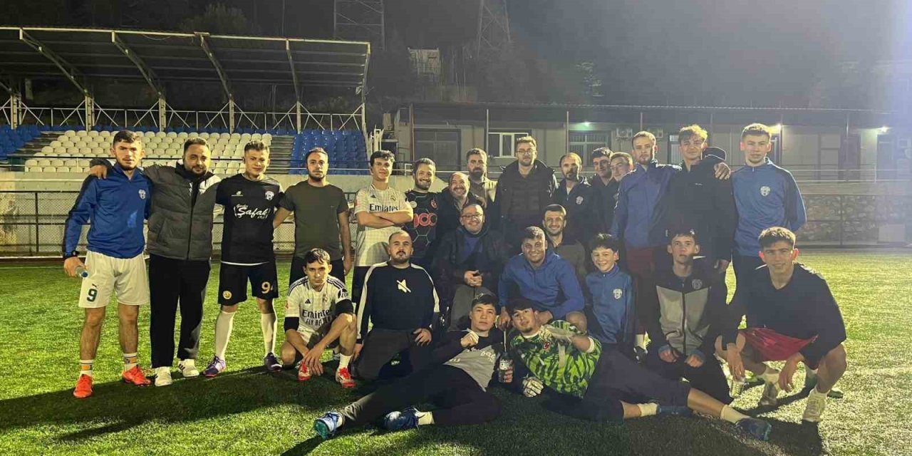 Gördes Engelliler Derneği’nden Altıntaş Spor’a destek