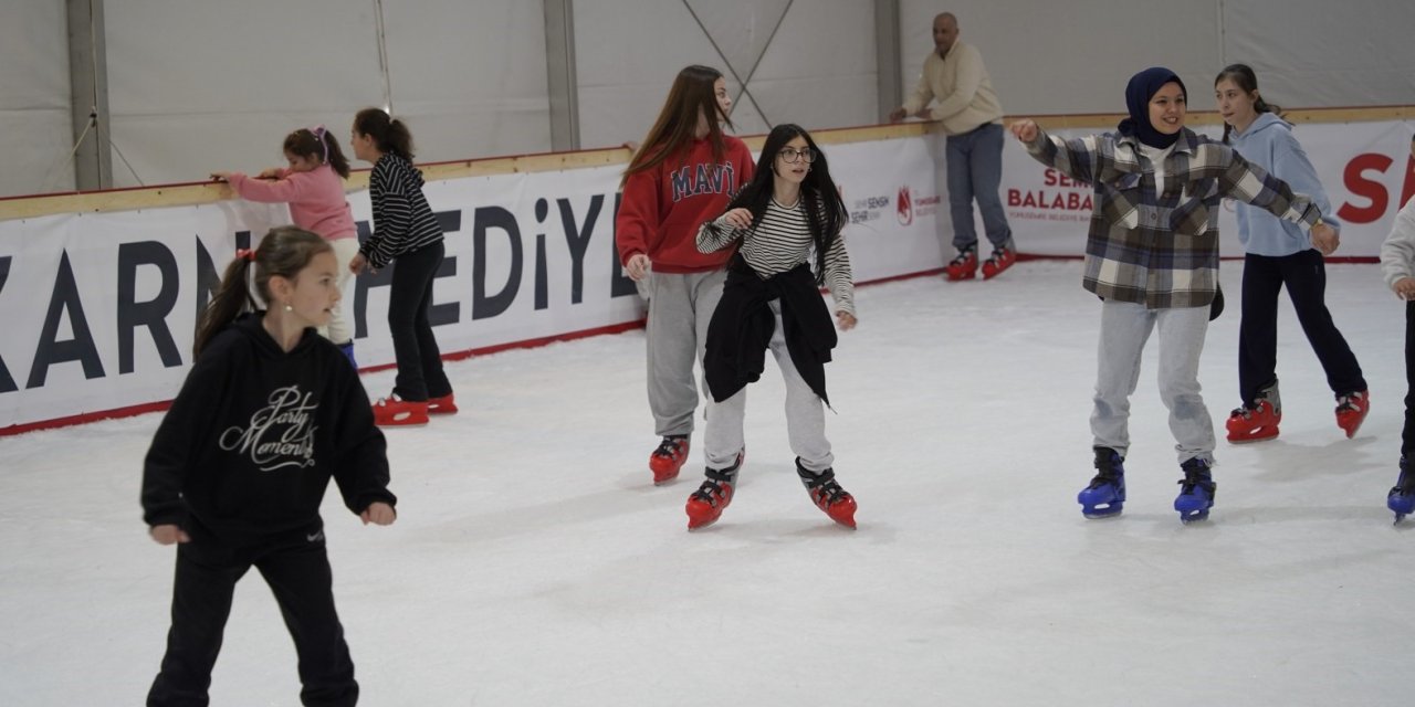 Manisa’da 5 bin öğrenci buz pistinde eğlendi