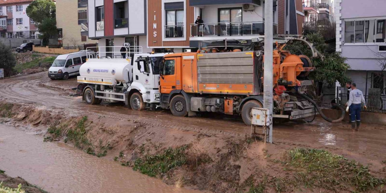 Kemalpaşa’da menfeze sıkışan aracı kurtarma çalışmaları sürüyor