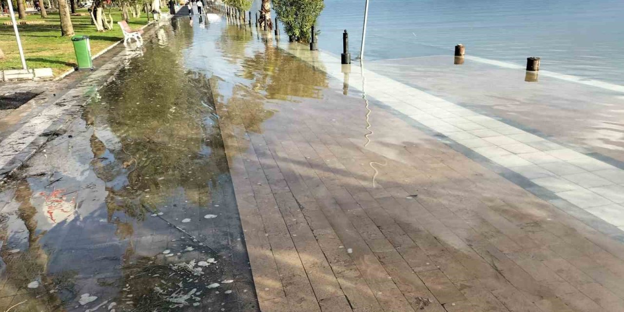 Köyceğiz Gölü taştı, Atatürk Kordonu sular altında kaldı