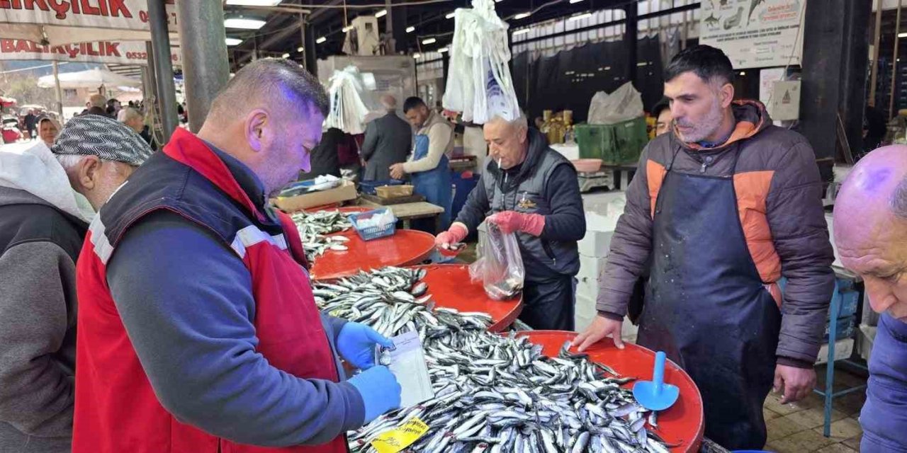 Sarıgöl’de balık tezgahlarına sıkı denetim