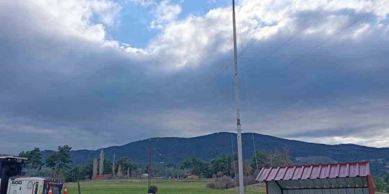 Bayrak direğinin ipini çaldılar