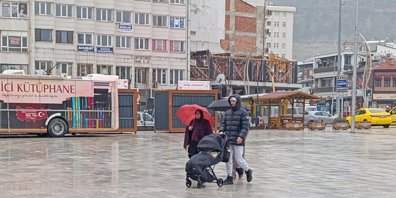 Afyonkarahisar yeni güne yağışlı hava ile başladı