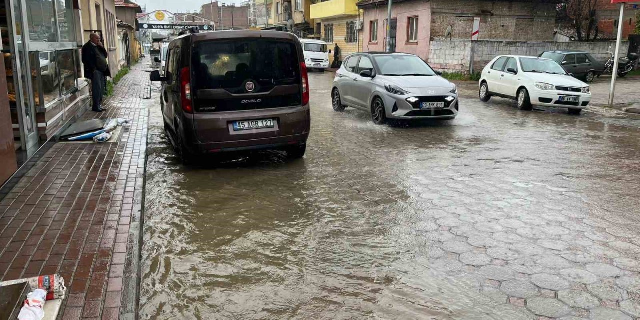 İncirliova’da sağanak yağış hayatı olumsuz etkiledi