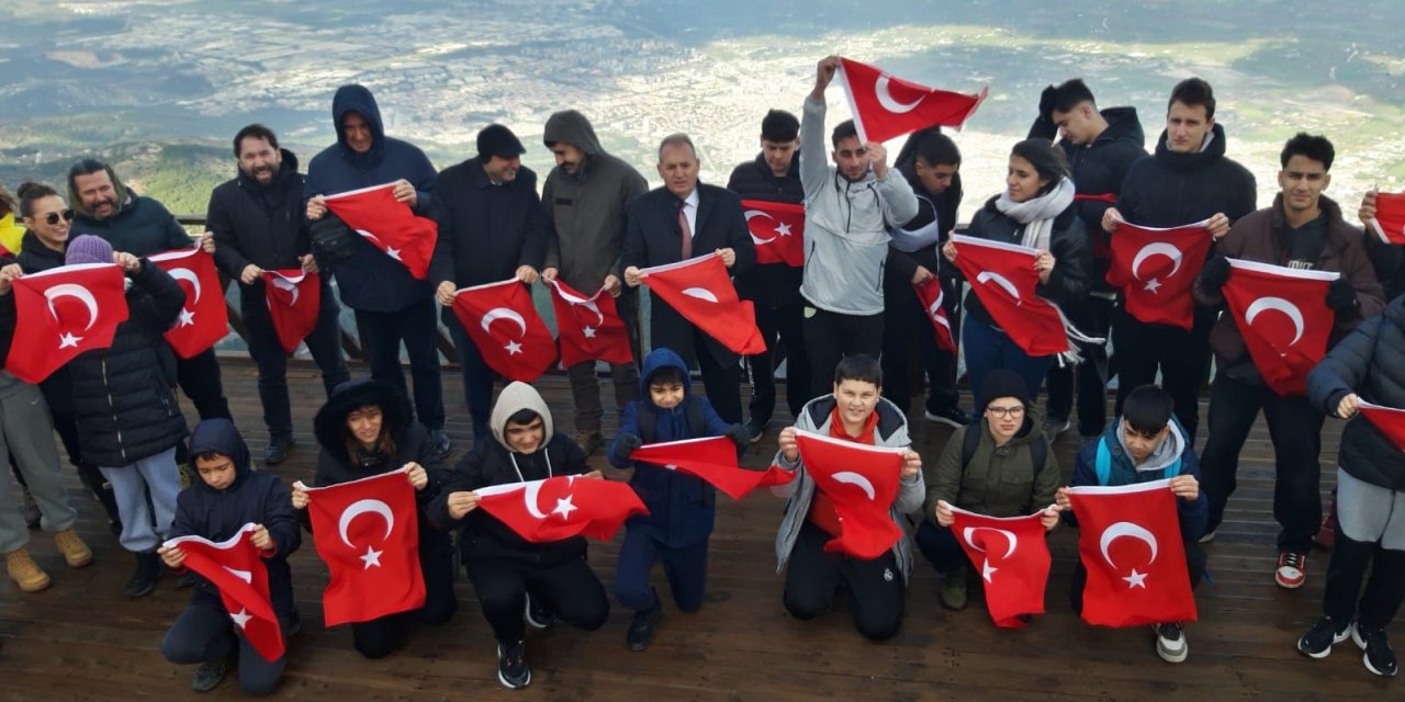 Spil’in zirvesinde Türk Bayrağı açtılar