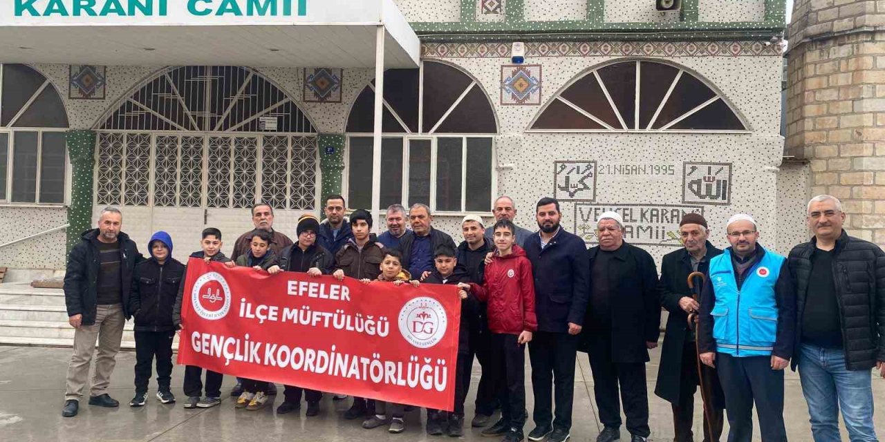 Efeler’de her yaştan vatandaş sabah namazında bir araya geldi