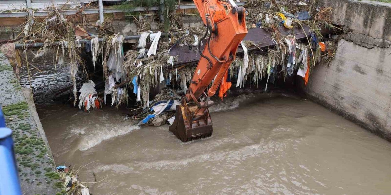 İzmir’de kuvvetli yağış alarmı: Bin 310 personel, 342 araç ve 200 pompa ile sahada