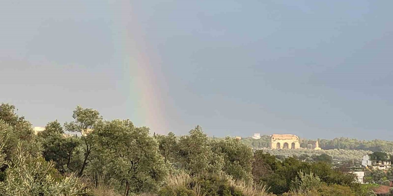 Tralleis’ten kente uzanan gök kuşağı kartpostallık görüntüler oluşturdu