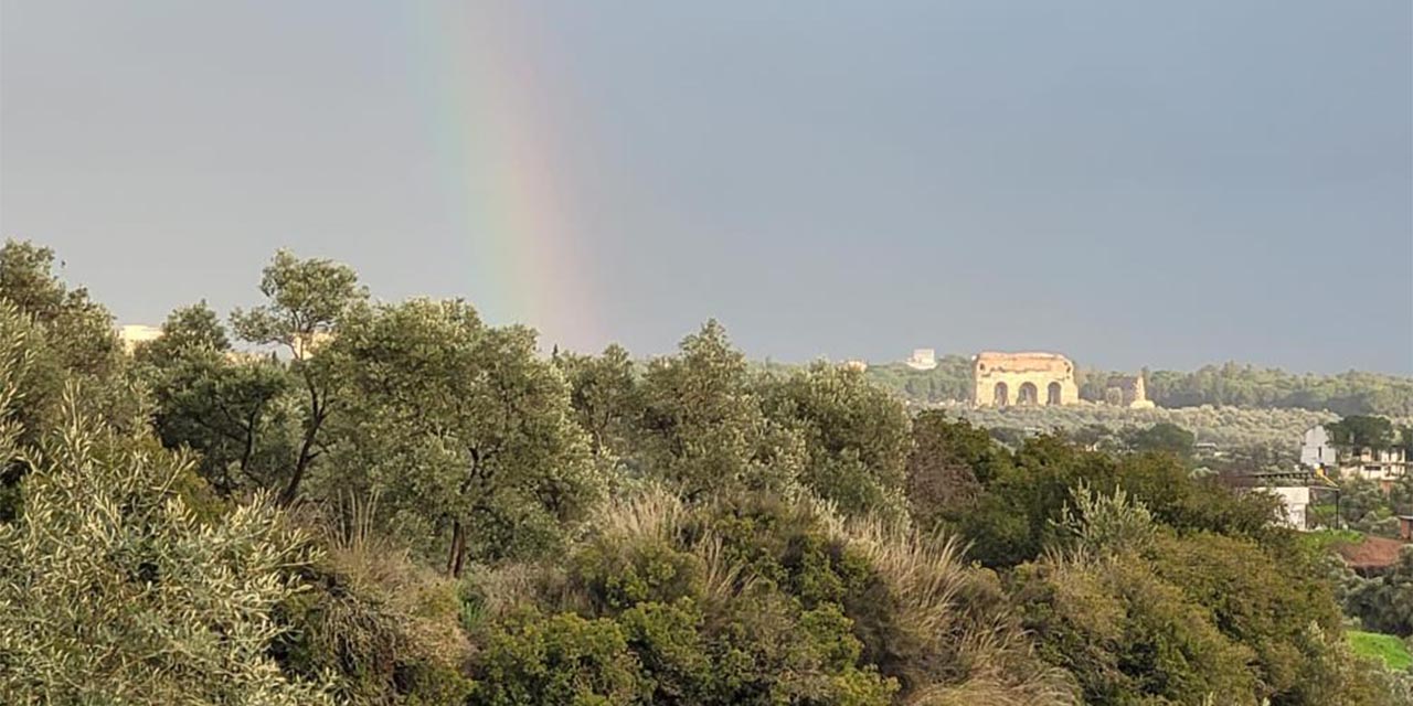 Efeler semalarında gökkuşağı görsel şölen sundu