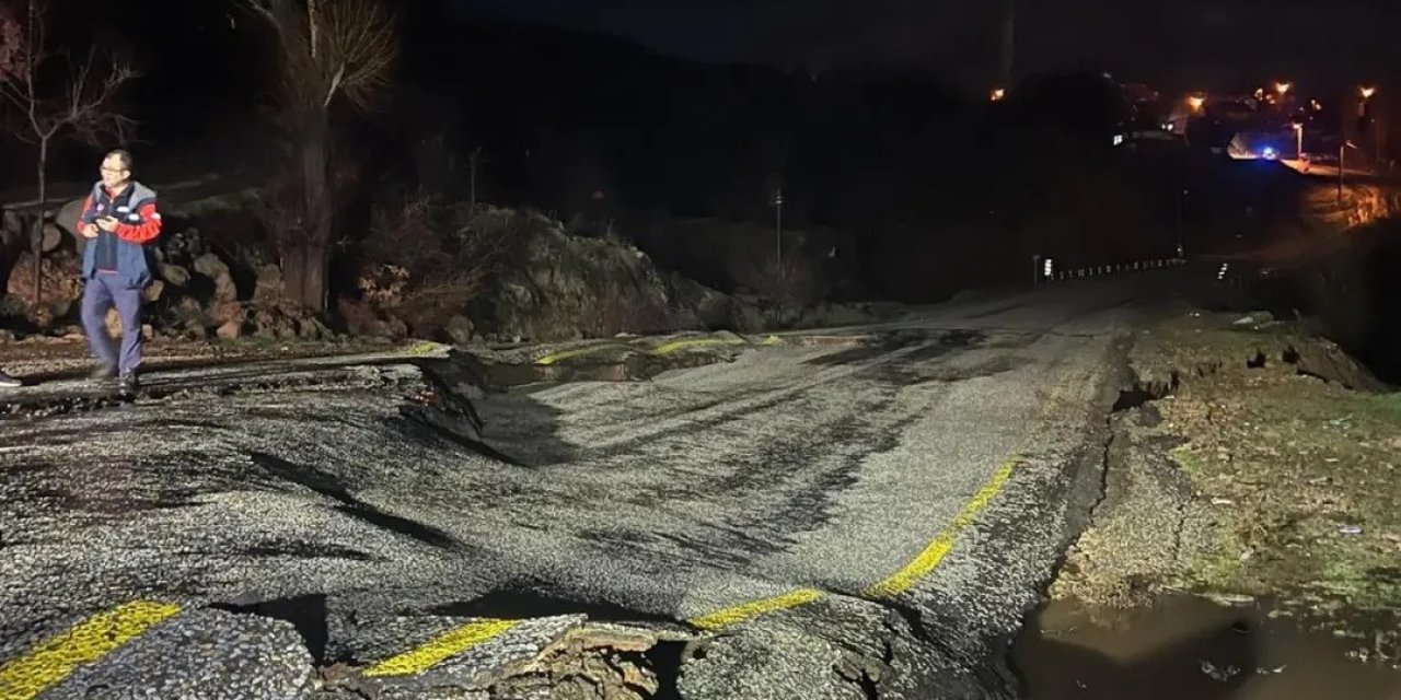 Yoğun yağış sonrası köy yolunda çökme meydana geldi