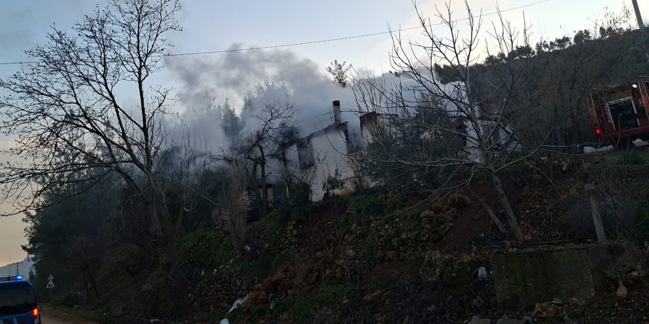 Çıkan yangında ev küle döndü