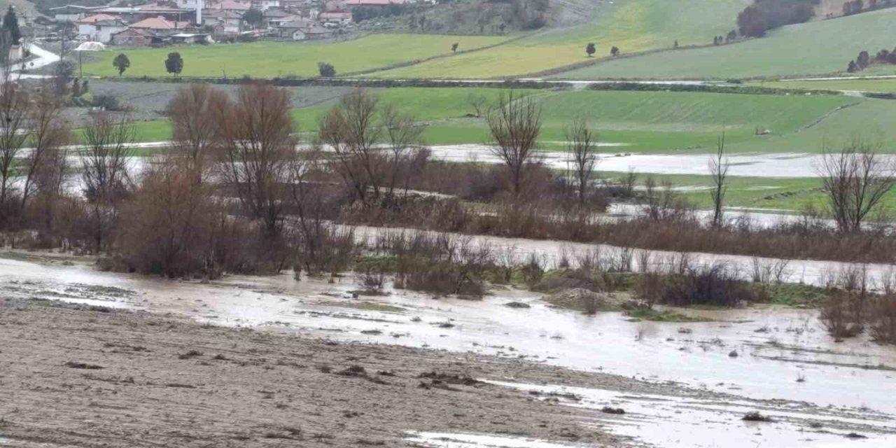 Selendi’de çay ve dereler taştı