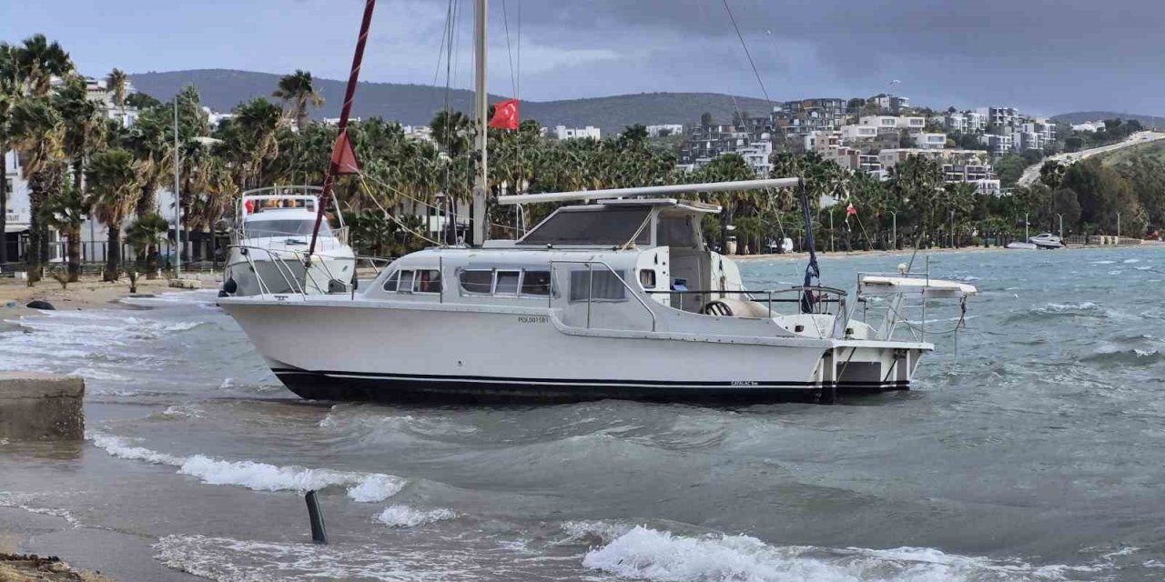 Bodrum’da korku dolu anlar: 8 tekne kıyıya sürüklendi