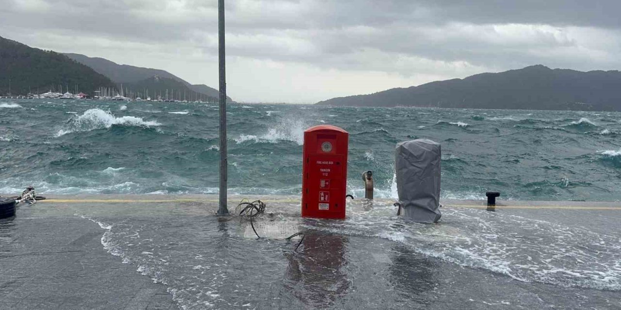 Marmaris’te şiddetli rüzgar denizi taşırdı