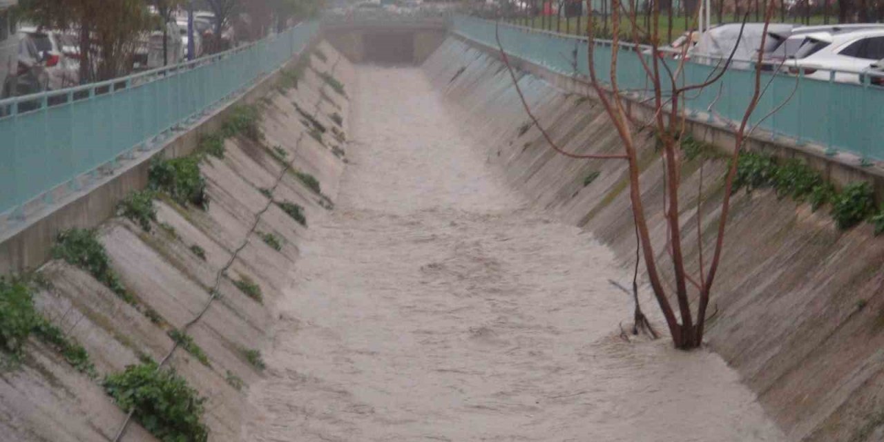 Manisa’da sağanak yağış etkili oluyor