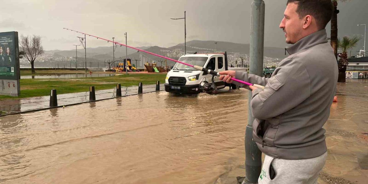 İzmir’de sağanak hayatı felç etti: Kordon göle döndü, vatandaş oltayla tepki gösterdi