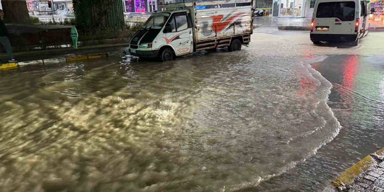 Kuşadası’nda şiddetli yağış ve dolu etkili oldu