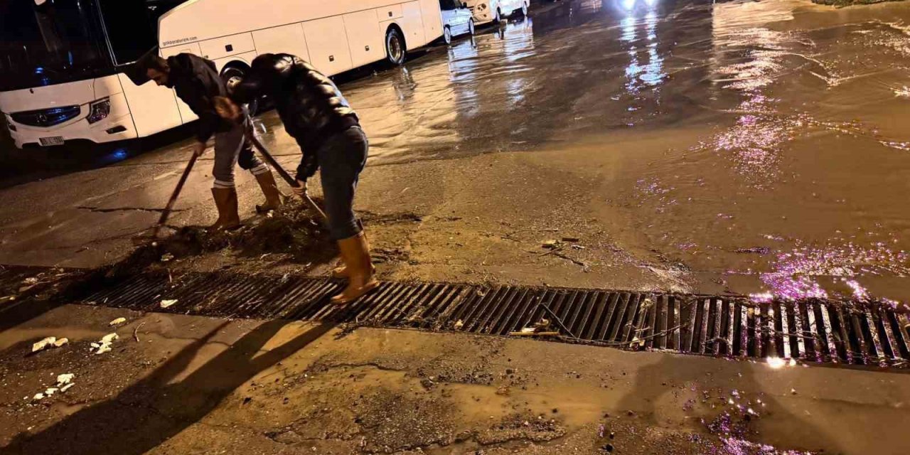 Kuşadası Belediyesi ekipleri yağmurun ilk anından itibaren sahadaydı