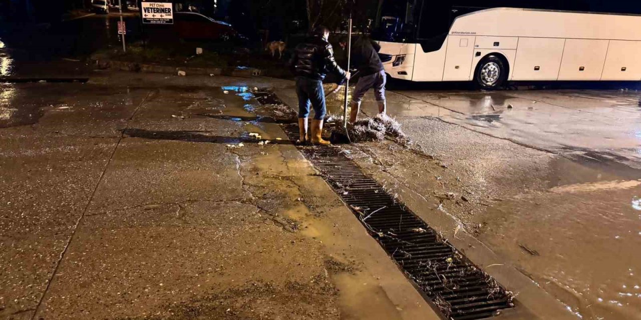 Kuşadası Belediyesi’nin ’yağmur’ mesaisi aralıksız sürüyor