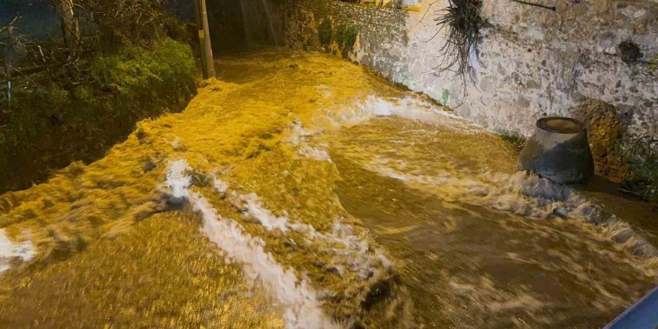 Bodrum’u sağanak vurdu: Araç sürüklendi, evleri su bastı